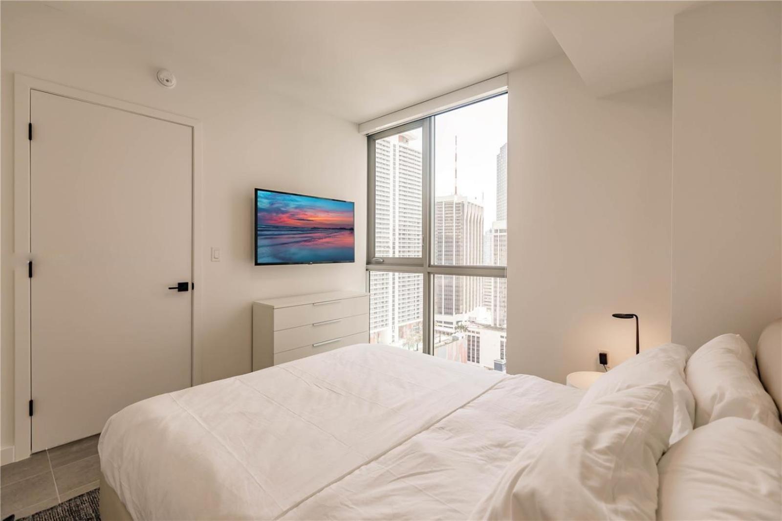 Apartment Exclusive W Beautiful Views And Full Amenities! *