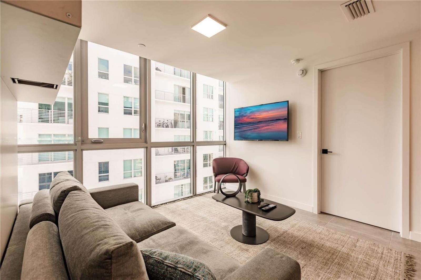 Apartment Exclusive W Beautiful Views And Full Amenities! *