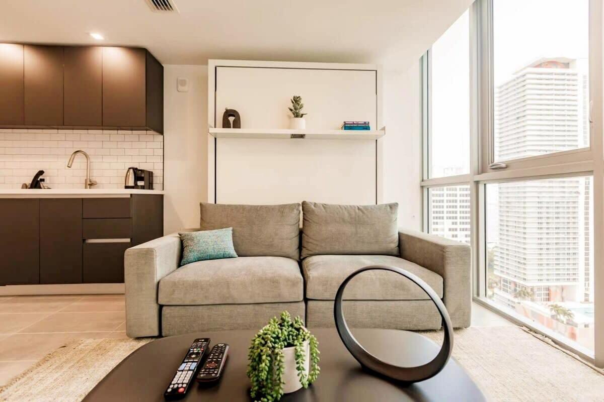 Apartment Exclusive W Beautiful Views And Full Amenities! *