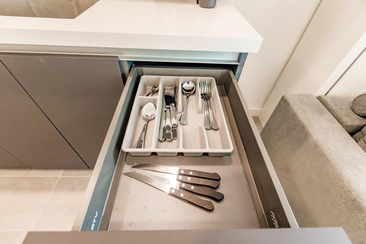 Apartment Exclusive W Beautiful Views And Full Amenities! *